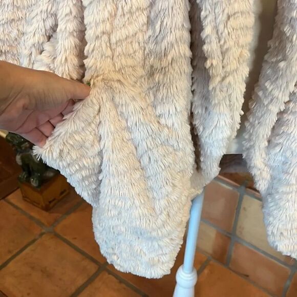 Democracy Ivory faux fur open jacket with pockets, L! - Picture 3 of 10